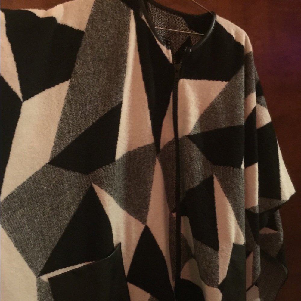 Atmosphere knit black-and-white poncho